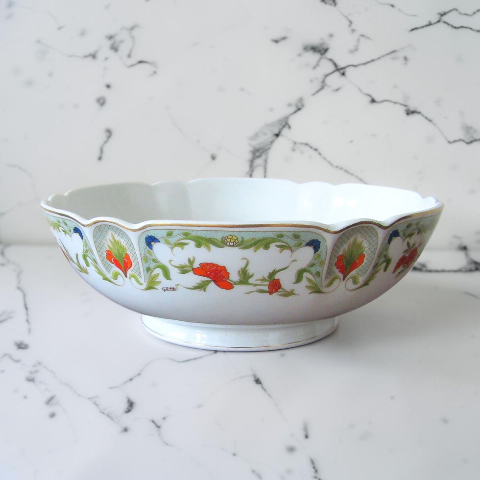 Saladier en porcelaine de Limoges Haviland modèle Mozart Chantoung avec décor floral stylisé polychrome, frise ornée