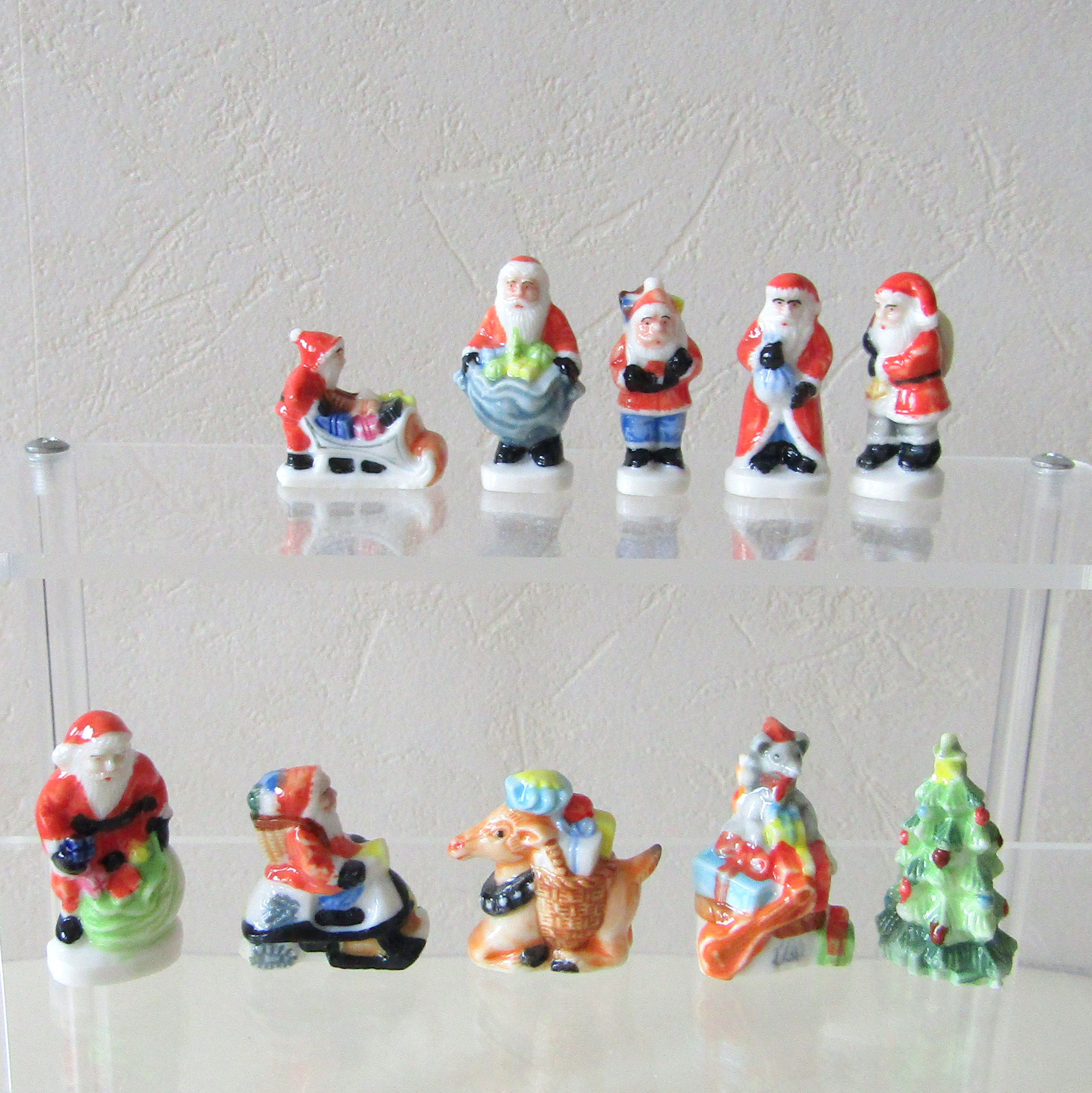 Série Les Cadeaux du Père Noël – fèves brillantes Éditions Atlas 1996. Collection rare de 10 fèves en porcelaine sur le thème