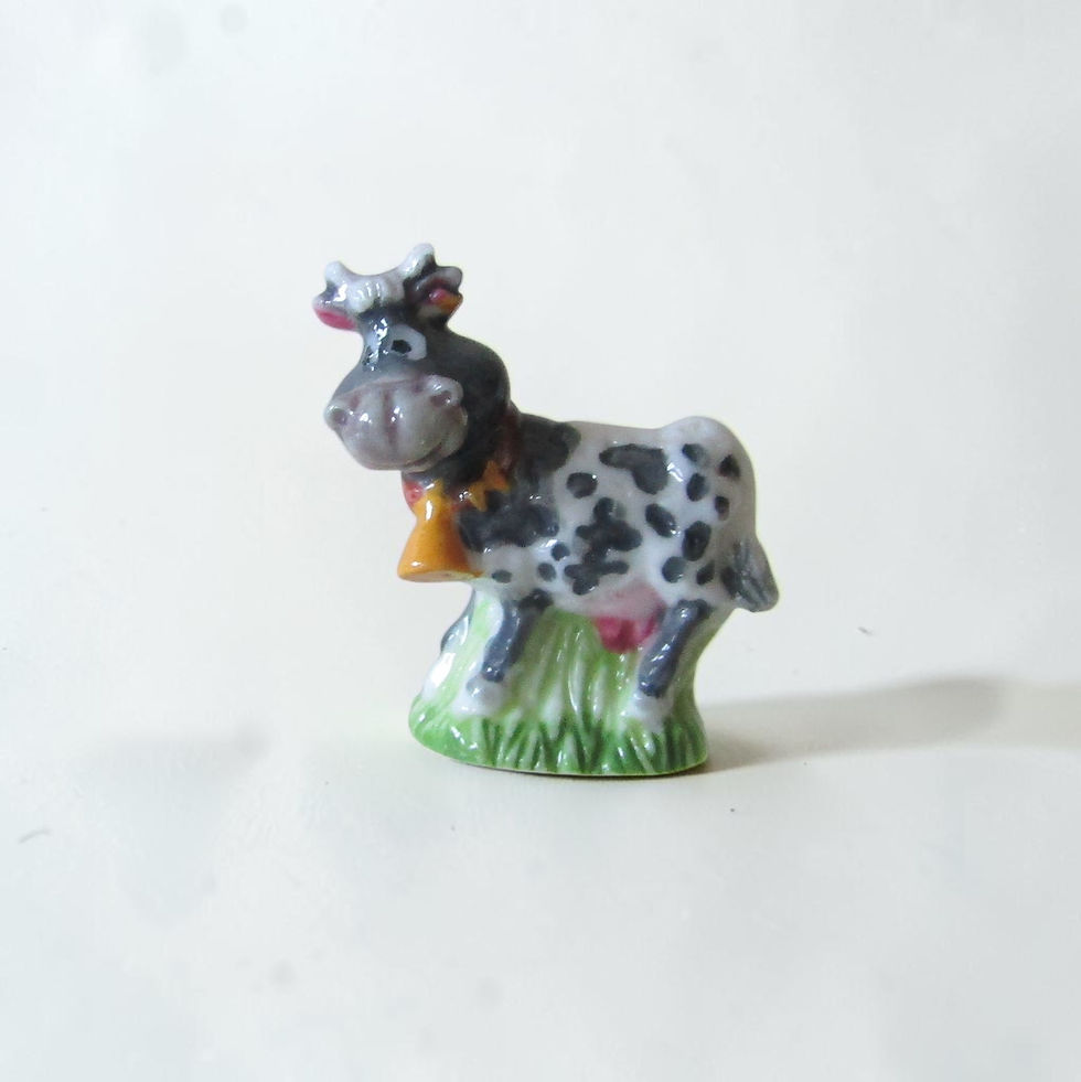 Miniature : Fèves en porcelaine brillante représentant une série de 10 vaches stylisées et colorées, chacune illustrant une race régional