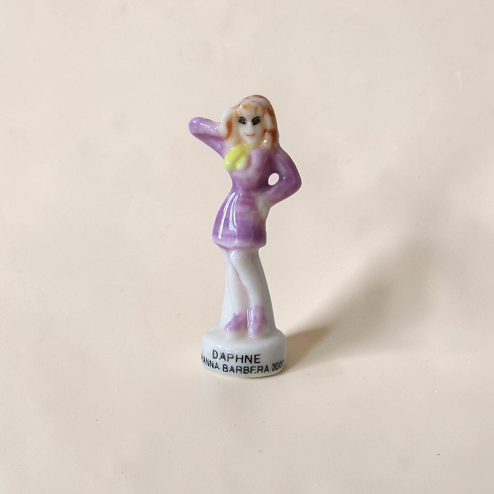 Fèves en porcelaine brillante représentant les personnages de Scoubidou, incluant Scoubidou, Sammy (Shaggy), Fred, Daphné,