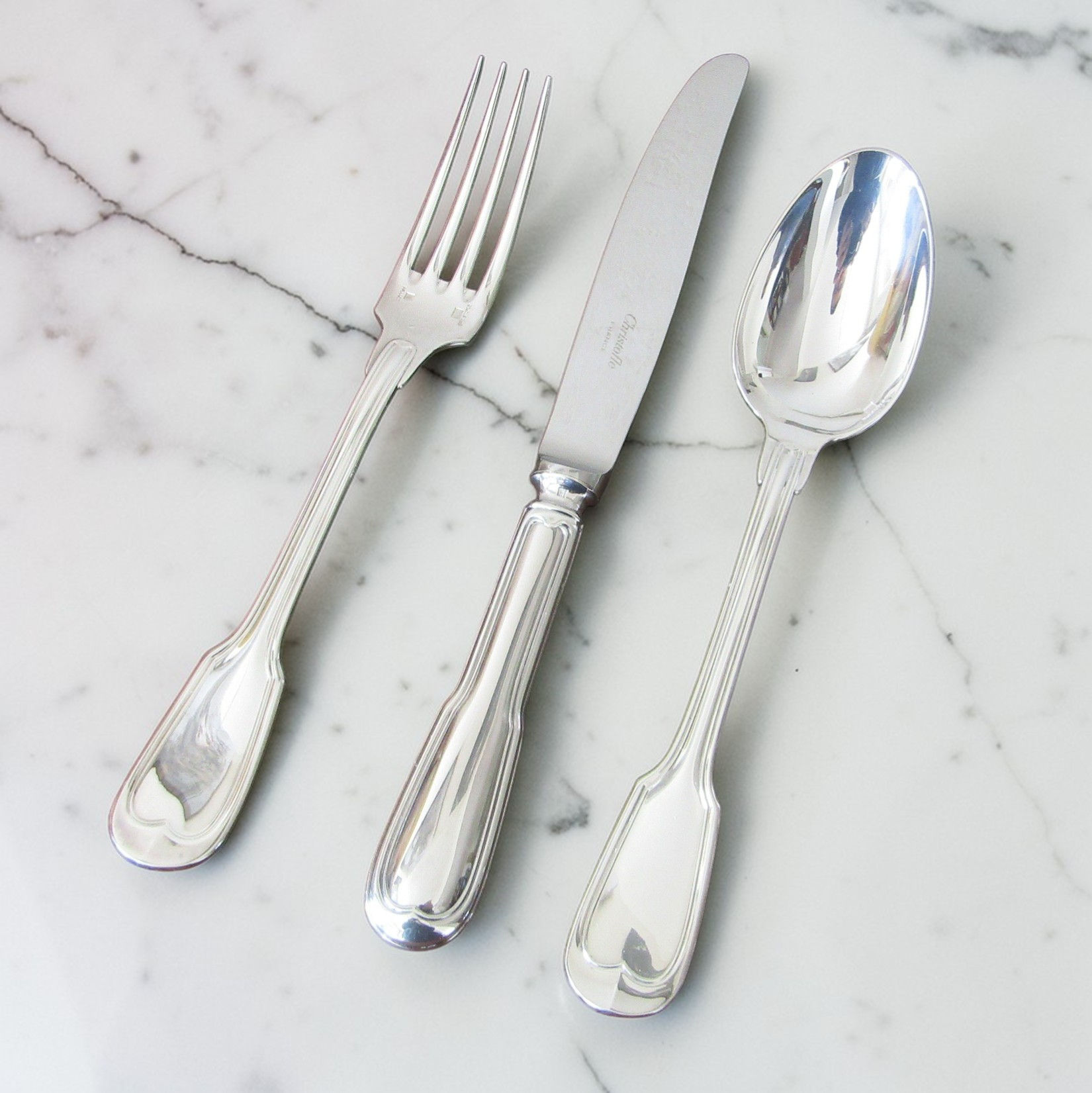 Couvert à dessert Christofle modèle Chinon en métal argenté, composé d’un couteau de 19,5 cm, d’une fourchette de 17 cm