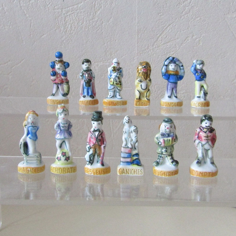 Série complète de 12 fèves brillantes en porcelaine « Les Rois du Cirque » éditée par Nordia en 1993,