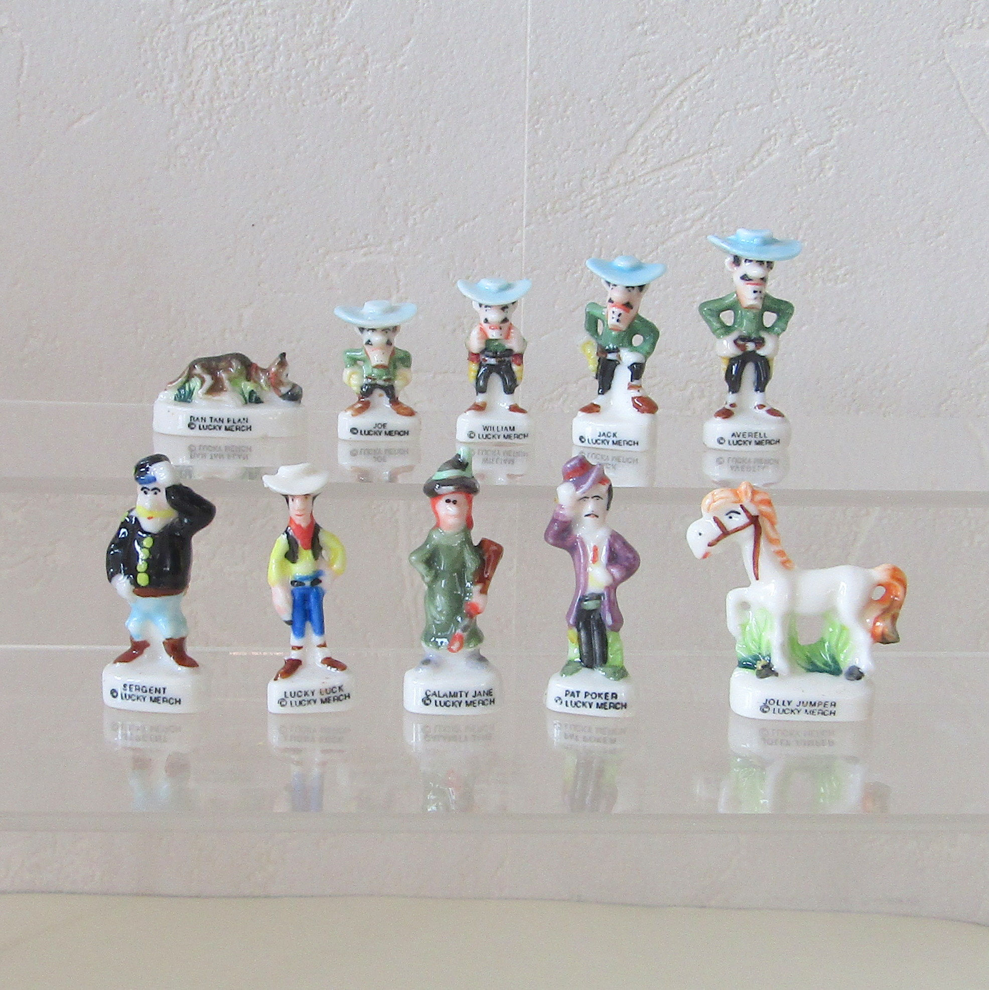 Fèves brillantes en porcelaine représentant les personnages emblématiques de la série Lucky Luke, éditées par Arguydal