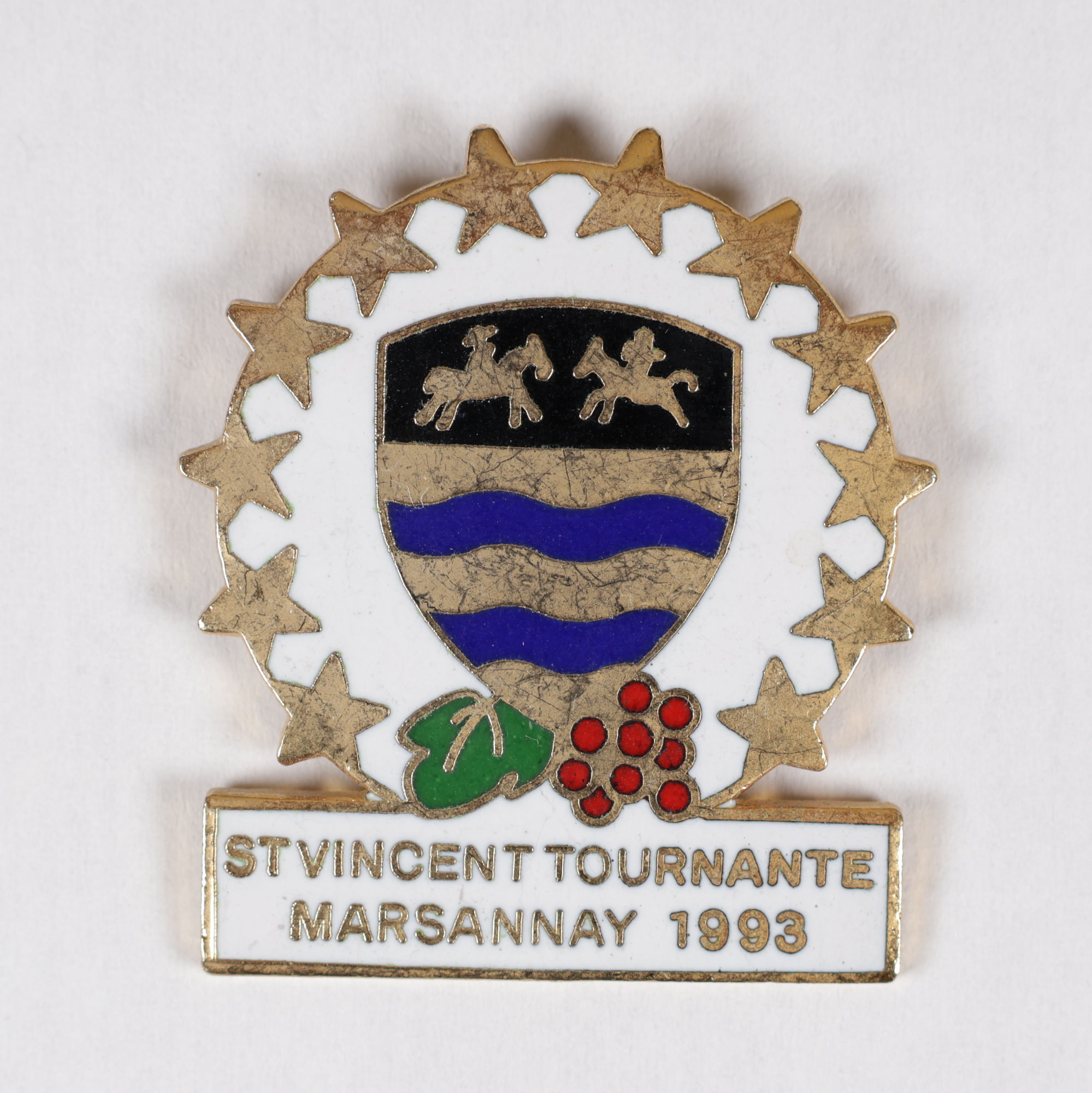 Pin's Saint-Vincent Tournante Marsannay 1993 en métal émaillé représentant le blason de Marsannay entouré d'une couronne