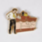 Pin's en métal émaillé représentant César Raimu derrière son comptoir de bar, inspiré de l'univers des films de Marcel Pagnol