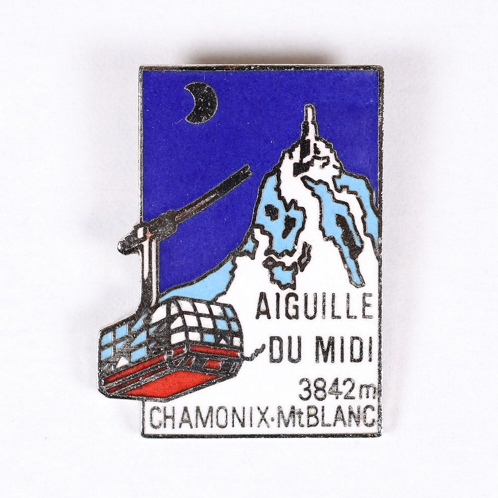 Pin's Alpes Trophées Aiguille du Midi Chamonix Mont-Blanc 3842 m avec téléphérique, thème montagne et sports de neige, pin's