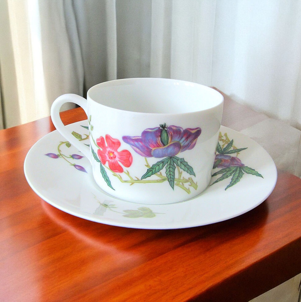 Limoges Raynaud. Tasse à thé en porcelaine modèle Dioraflor