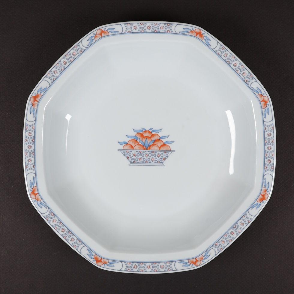 Assiette creuse en porcelaine de Limoges Haviland, modèle Orangeraie, forme octogonale, décor central représentant corbeille