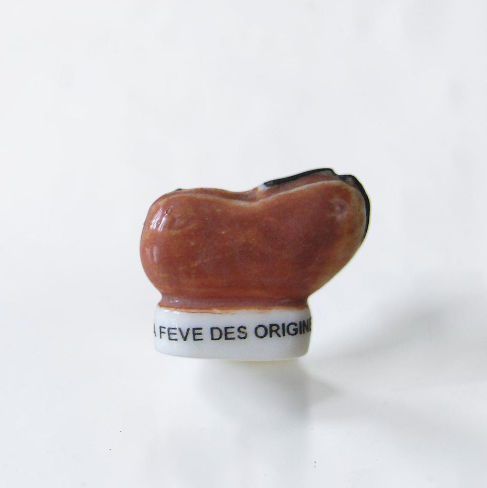 Miniature : Série de 12 fèves brillantes en porcelaine « Les fèves des origines à nos jours » éditée par Prime en 2000, représentant la