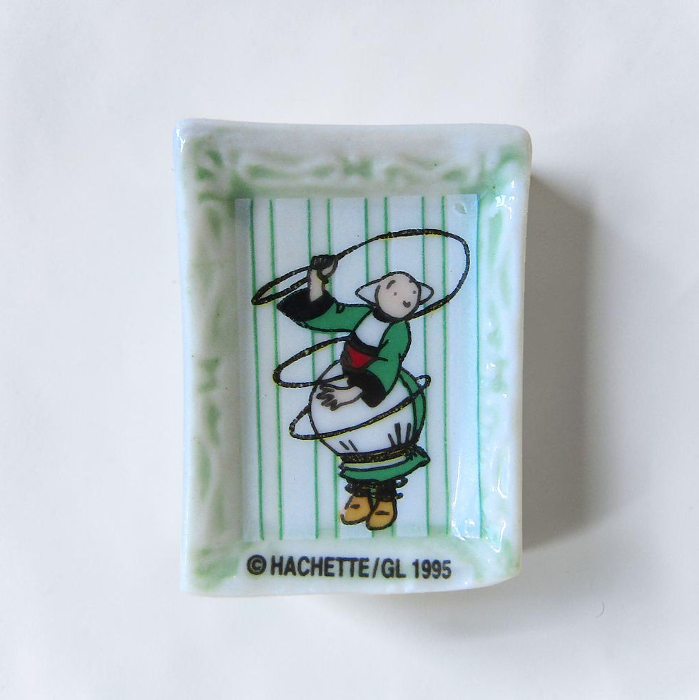 Miniature : Fèves en porcelaine brillante Les exploits de Bécassine (1995) Éditions Hachette représentant 8 scènes illustrées