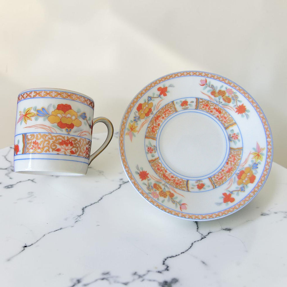 Miniature : Tasse droite en porcelaine modèle Pondichéry de Limoges Bernardaud avec décor floral et frises géométriques rouges, bleues