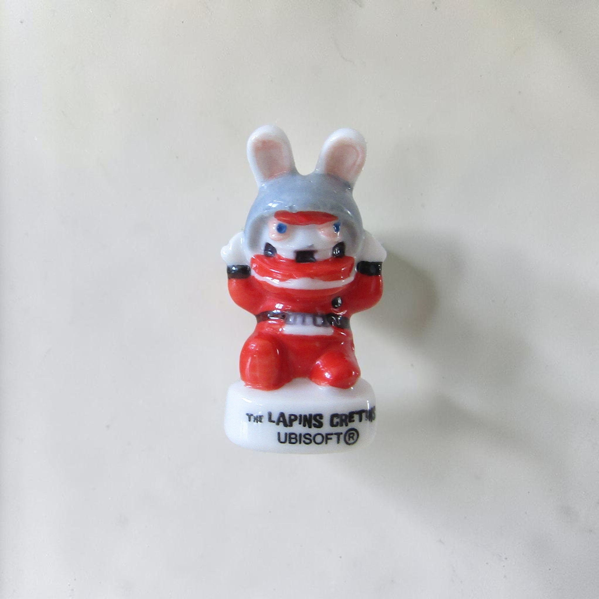 Série de 10 fèves en porcelaine brillante « Lapins Crétins font du sport » (Éditions Arguydal, 2012) représentant des lapins