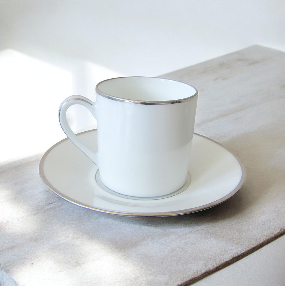 Limoges Bernardaud. 6 tasses à café et soucoupes en porcelaine modèle Laeken