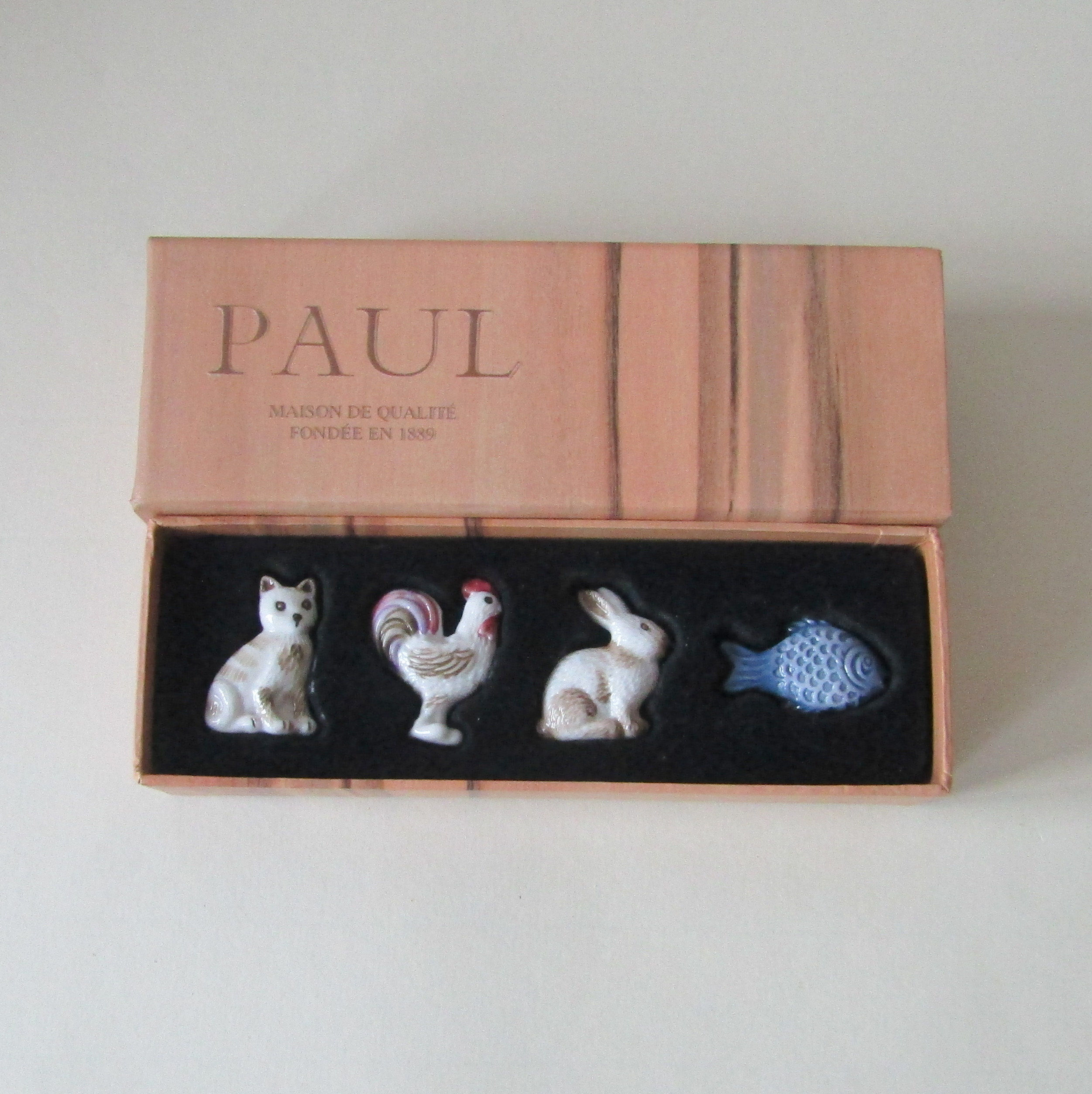 Coffret de 4 fèves brillantes en porcelaine « Animaux » de la Boulangerie Pâtisserie Paul, édition 2014, représentant un chat