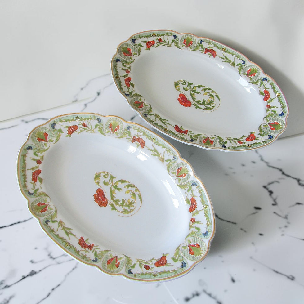 Ravier en porcelaine de Limoges Haviland modèle Mozart Chantoung avec décor floral stylisé polychrome, frise ornée et filet d