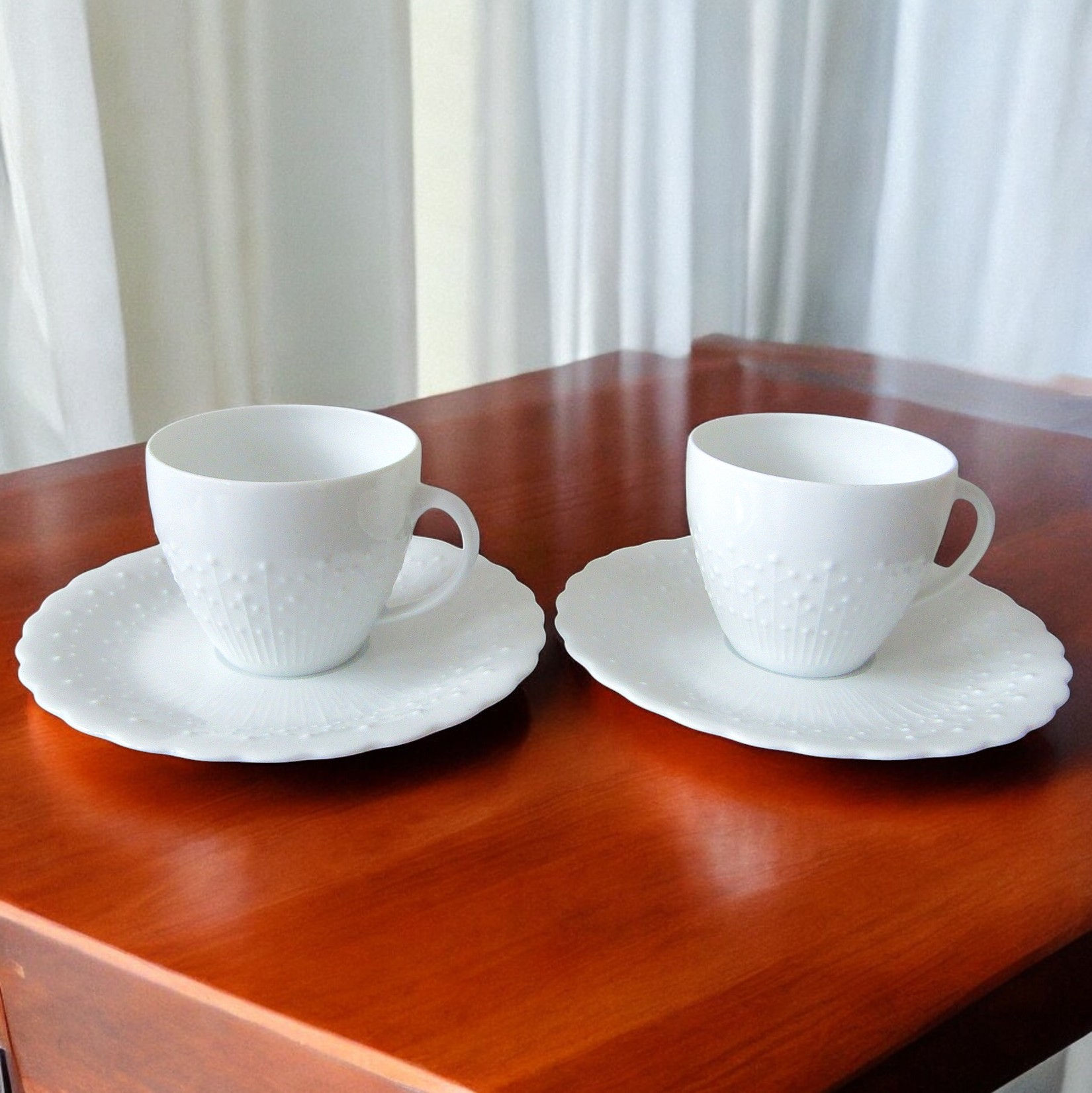 Limoges. Georges Boyer. Paire de tasses à café en porcelaine blanche motif perlé
