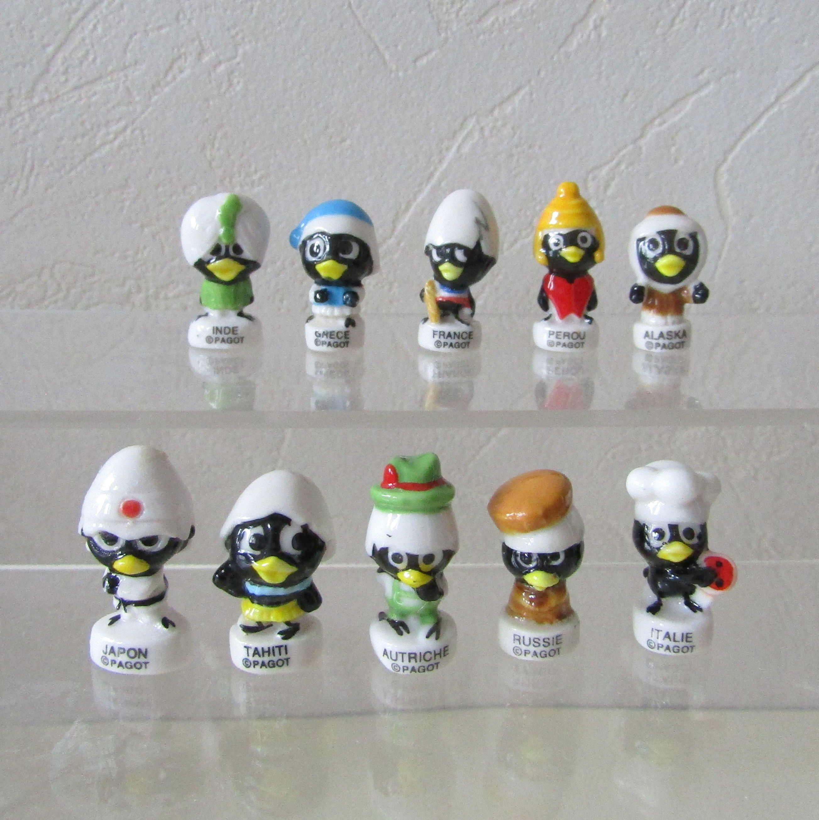Série de fèves en porcelaine brillante Calimero autour du monde représentant le célèbre personnage de dessin animé dans