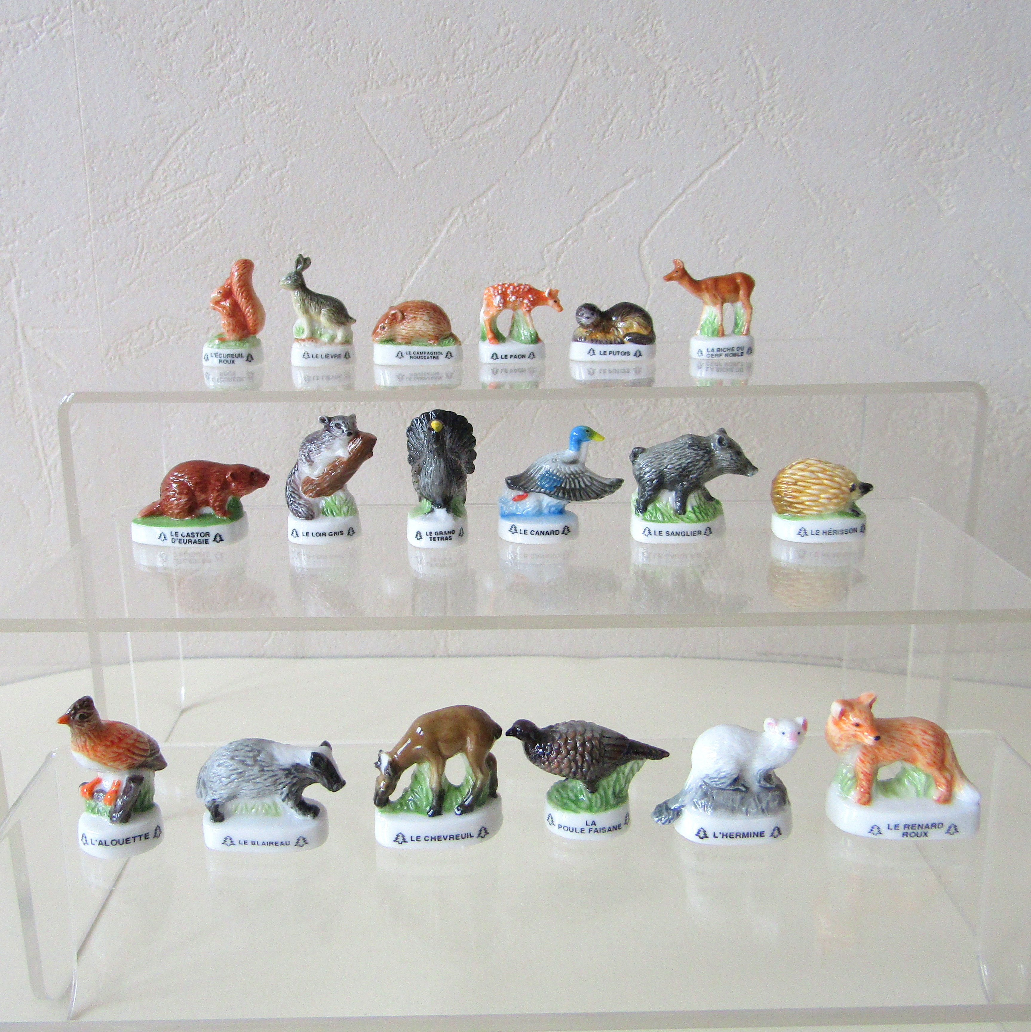 Série Animaux de nos forêts – Éditions Atlas (2006). Collection de 18 fèves brillantes en porcelaine représentant la faune