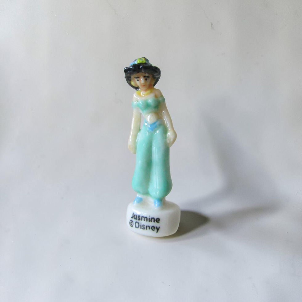 Série de 12 fèves en porcelaine brillante « Héros et Princesses Disney » (Éditions Alcara, 2005) représentant des personnages