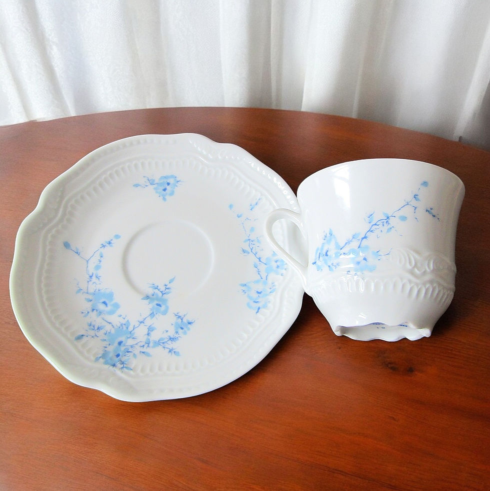 Limoges Bernardaud. Tasse et soucoupe à café en porcelaine modèle Bonneval