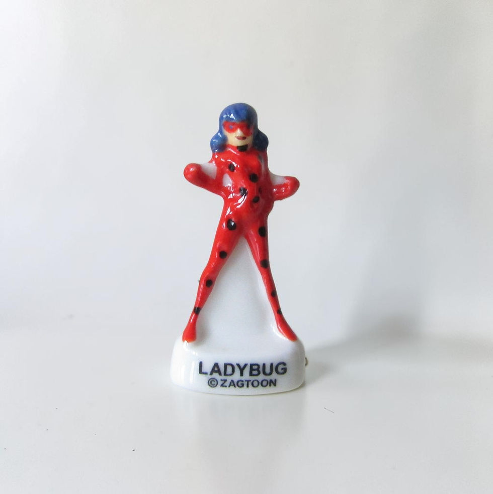 Fèves en porcelaine brillante représentant les personnages de la série Miraculous (Ladybug, Chat Noir, kwamis et alliés)