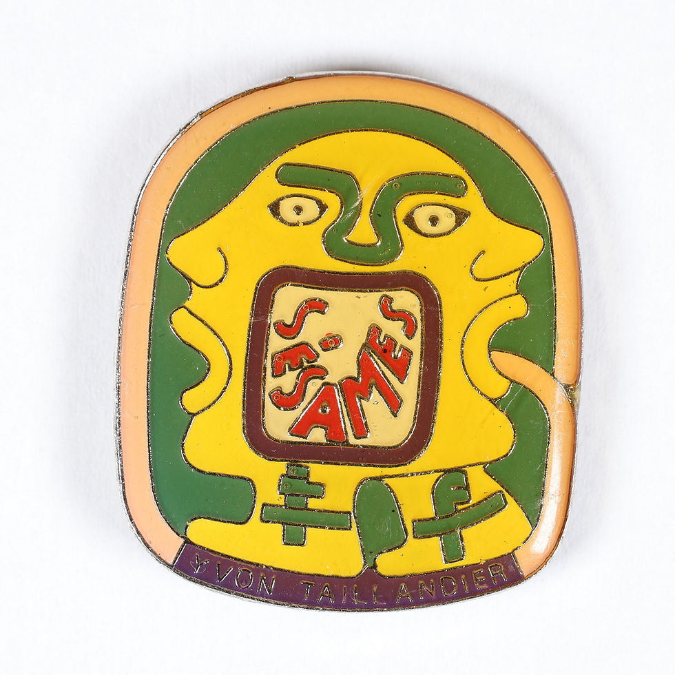 Pin's Yvon Taillandier en métal émaillé représentant une figure stylisée jaune et verte dans le style caractéristique