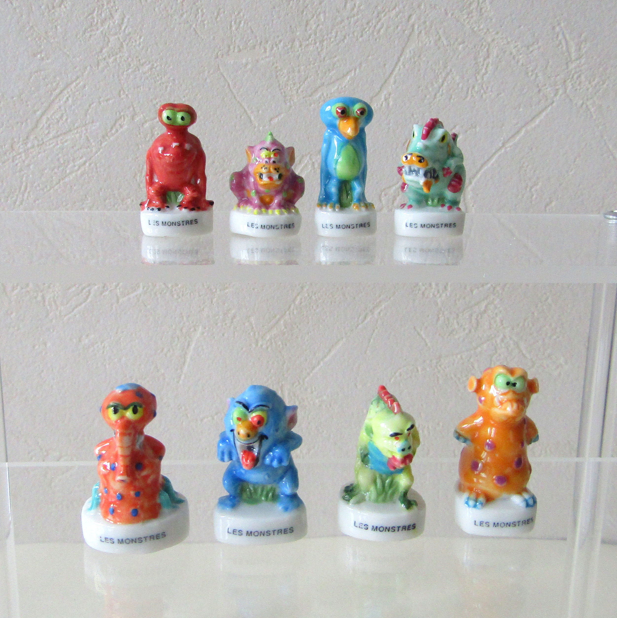 Série Les Monstres – Éditions Nordia 1998. Collection rare de 8 fèves brillantes en porcelaine représentant des monstres