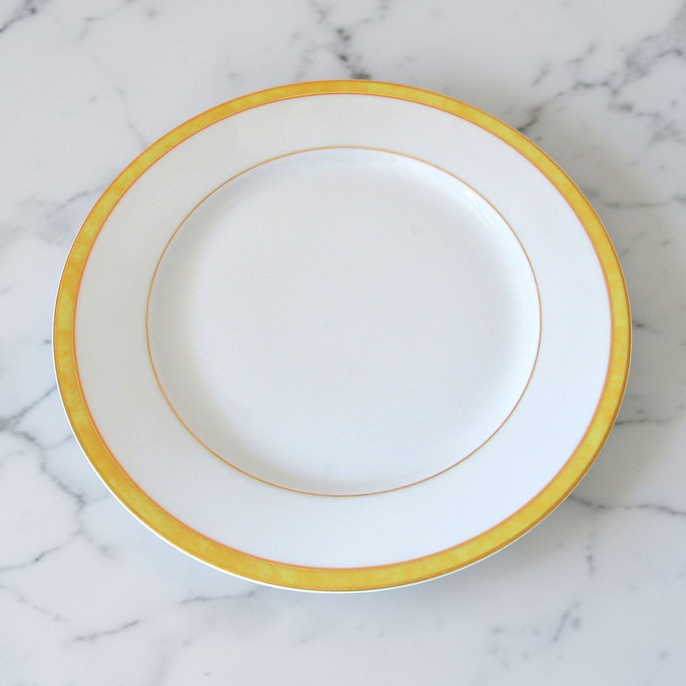 Assiette plate en porcelaine de Limoges Bernardaud, modèle Univers Paille, décor de large bordure jaune doré sur porcelaine b
