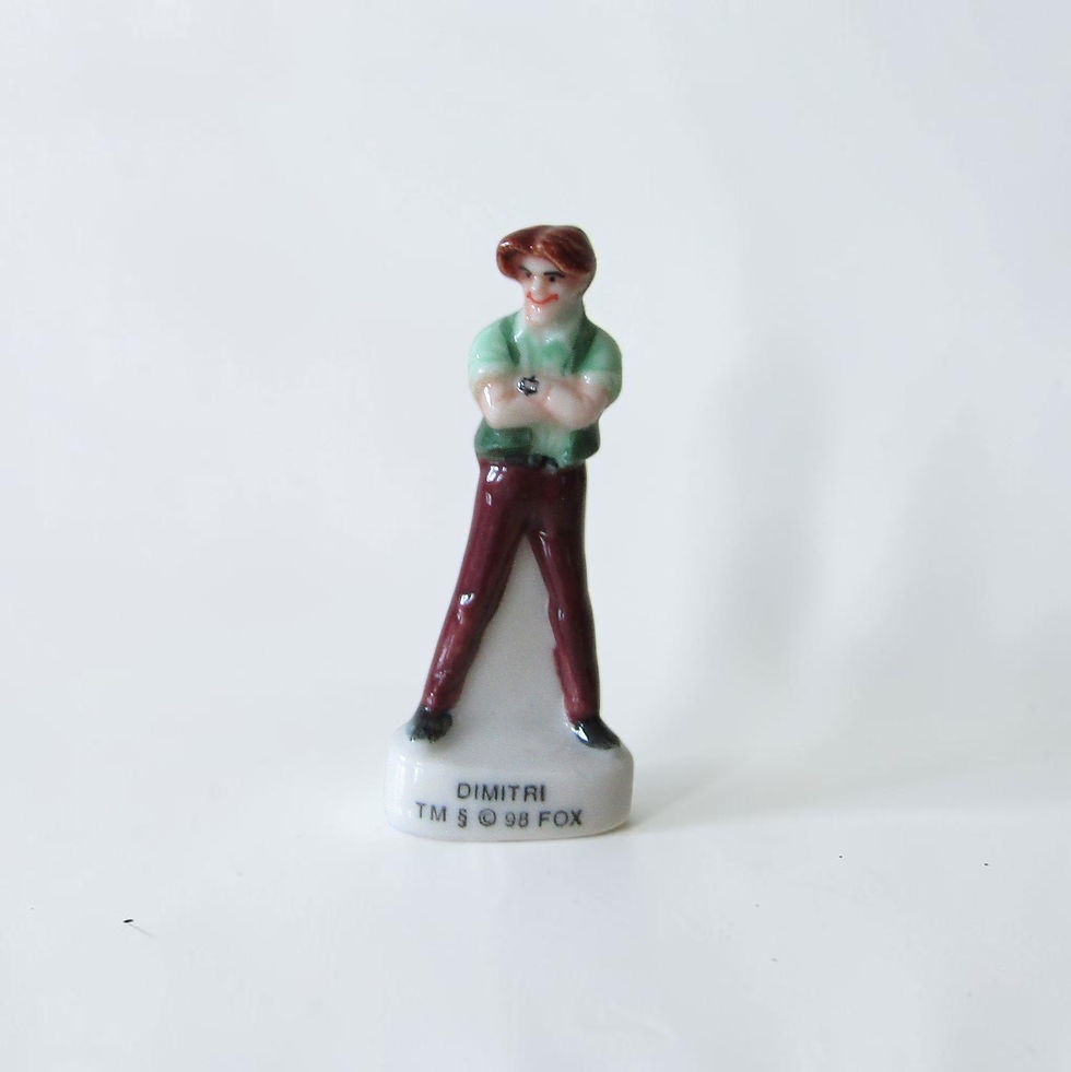 Fèves en porcelaine brillante représentant les personnages du film Anastasia, disposées en deux rangées sur fond clair