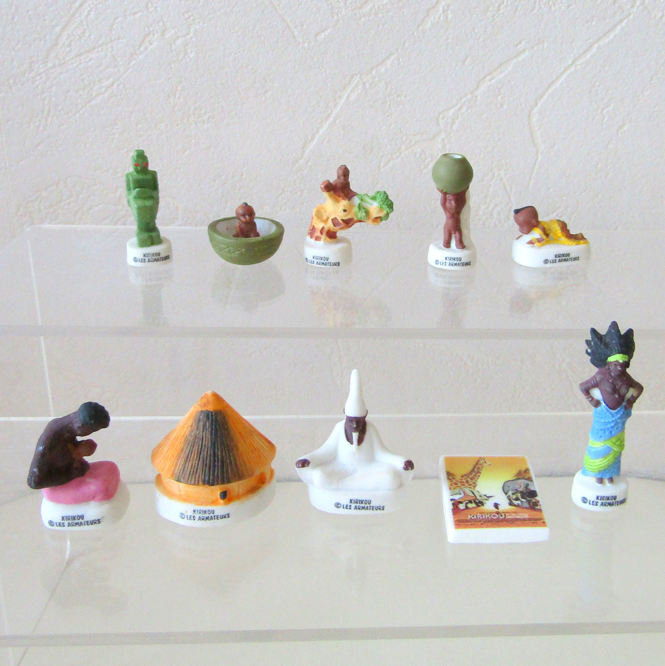 Série de fèves mates en porcelaine représentant les personnages et scènes emblématiques du film Kirikou et les bêtes sauvages