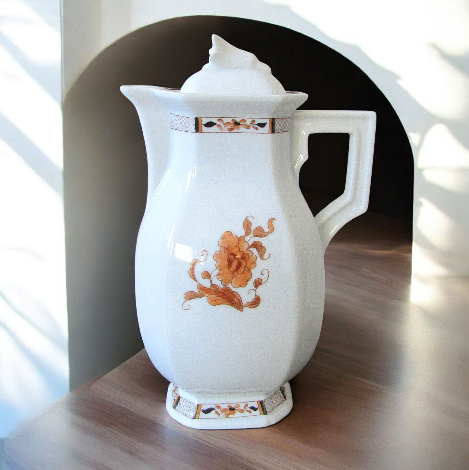 Limoges Coquet. Verseuse en porcelaine forme Lotus modèle Ambassade