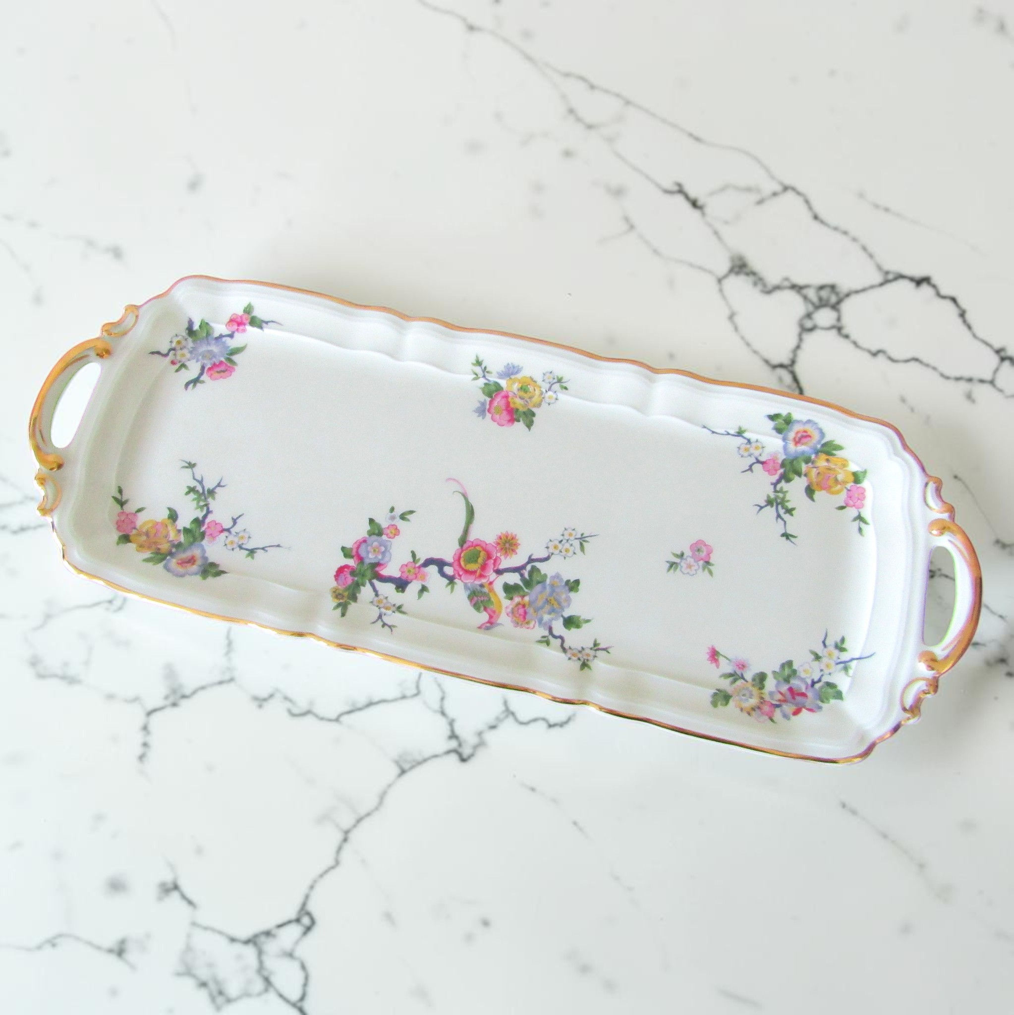 Plat à cake rectangulaire en porcelaine Limoges Bernardaud modèle Bengali, décor floral polychrome avec bord ondulé doré