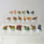 Collection de 18 fèves en porcelaine brillante de la série Les Prédateurs (Éditions Atlas, 2006), représentant des mammifères