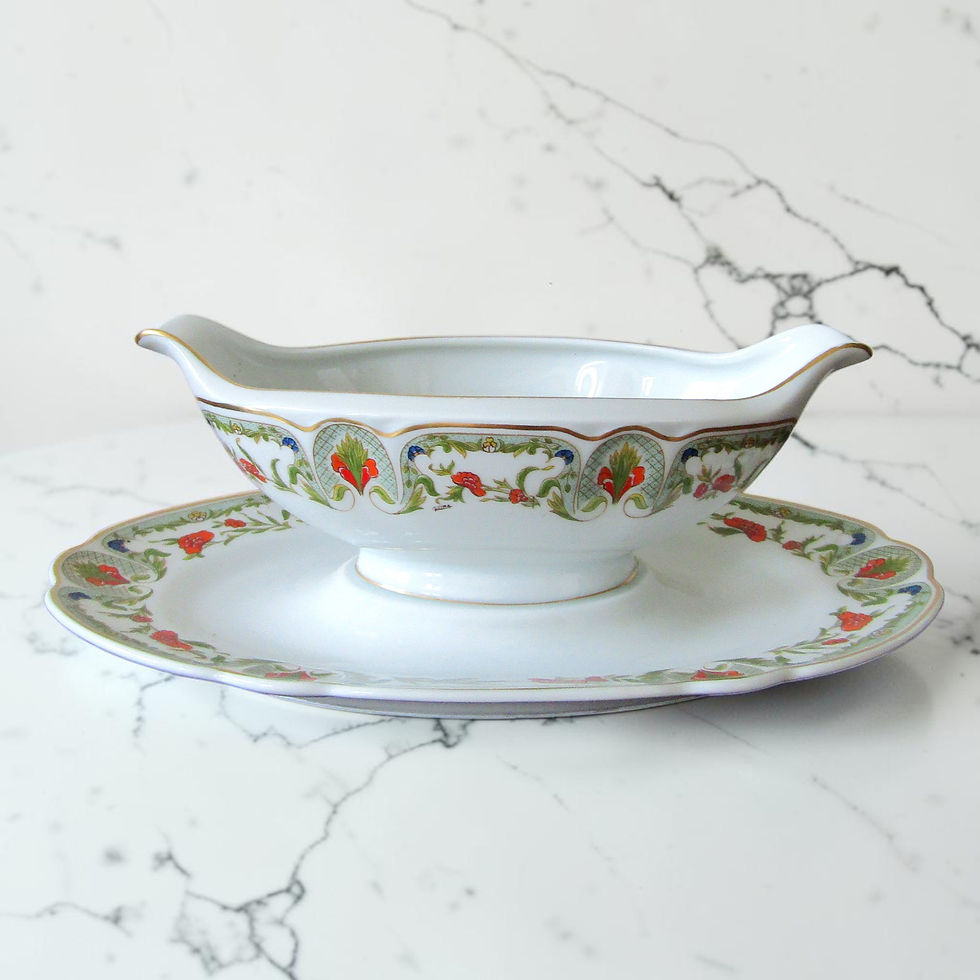 Saucière en porcelaine de Limoges Haviland modèle Mozart Chantoung avec plateau assorti, décor floral stylisé polychrome