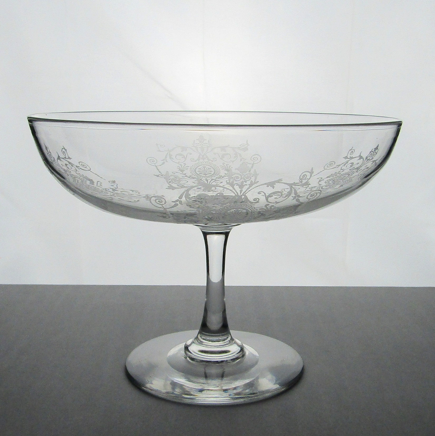 Baccarat. Coupe sur pied en cristal gravé à décor de rinceaux, début XXe