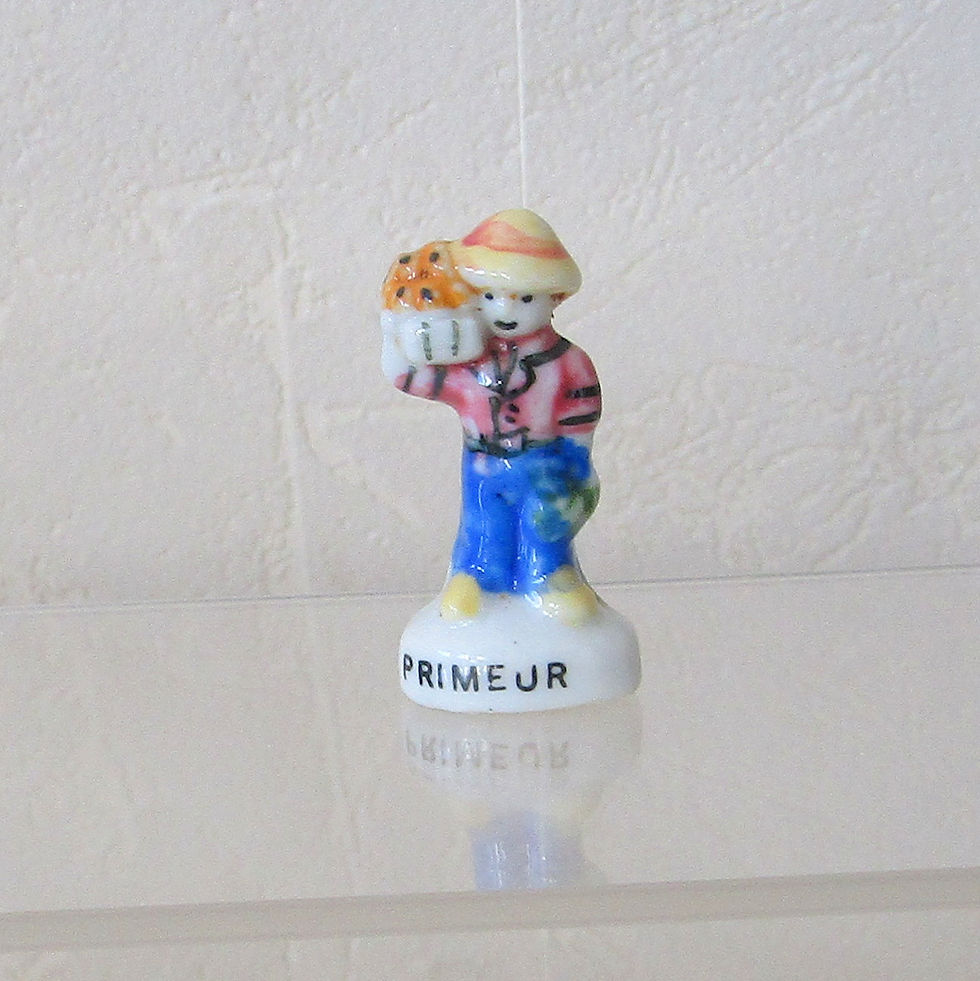 Série de 12 fèves brillantes en porcelaine Éditions Nordia 1994 thème commerçants de quartier représentant charcuterie