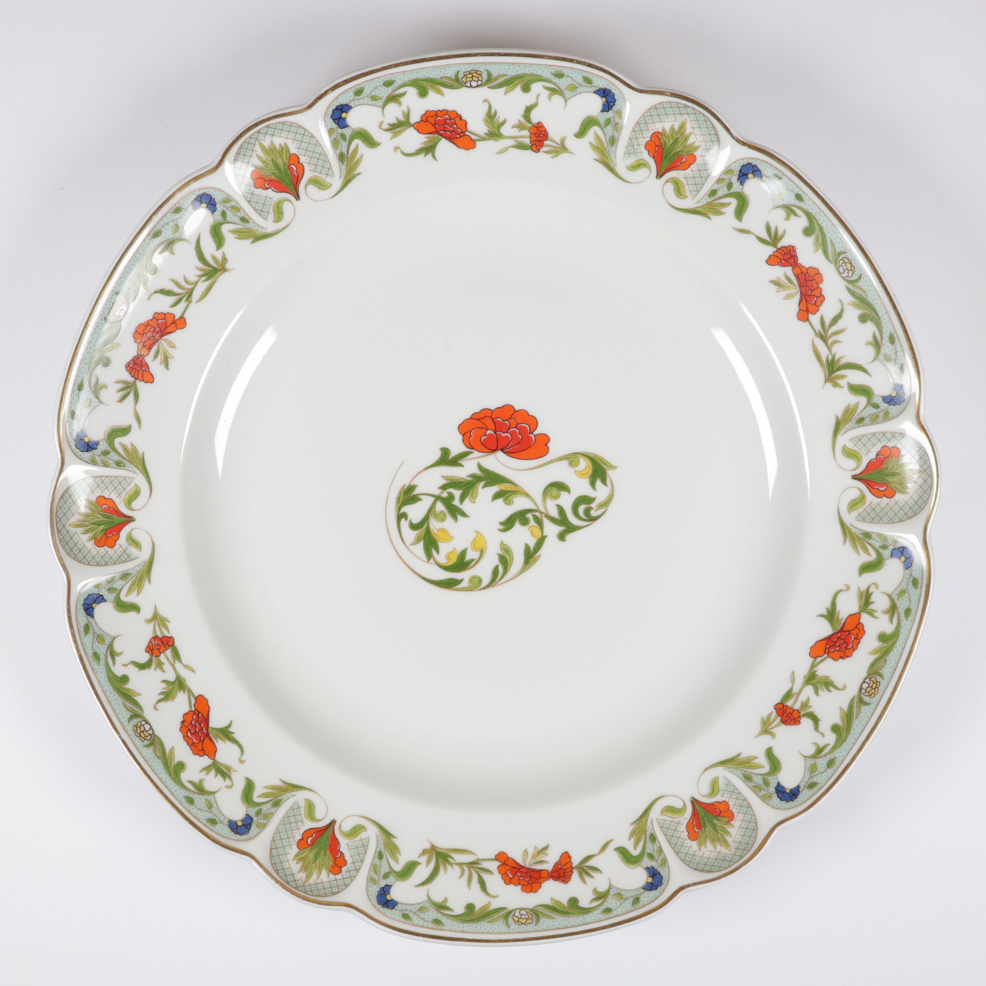 Assiette plate en porcelaine de Limoges Haviland, modèle Mozart Chantoung, décorée de fleurs orange corail, feuillages verts