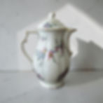 Cafetière en porcelaine de Limoges Bernardaud modèle Bengali avec décor floral délicat et filets dorés.