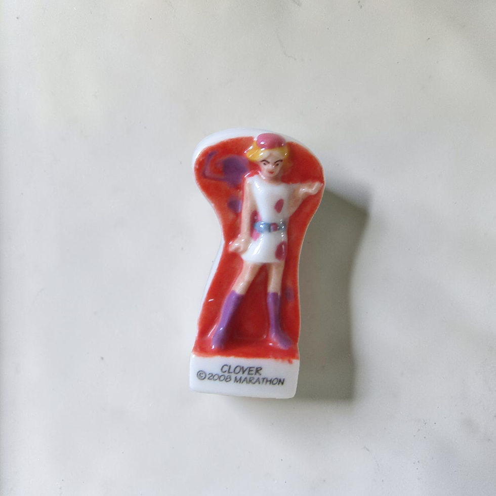 Fèves en porcelaine brillante de la série « Totally Spies » (Éditions Alcara, 2009), représentant Sam, Clover et Alex