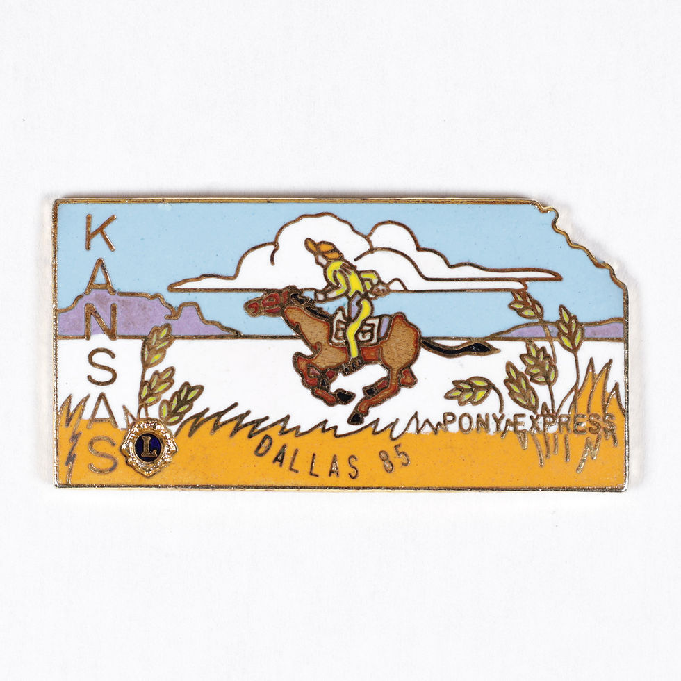 Pin's Lions Club Kansas Dallas 85 Pony Express en métal émaillé représentant un cavalier au galop sur son cheval