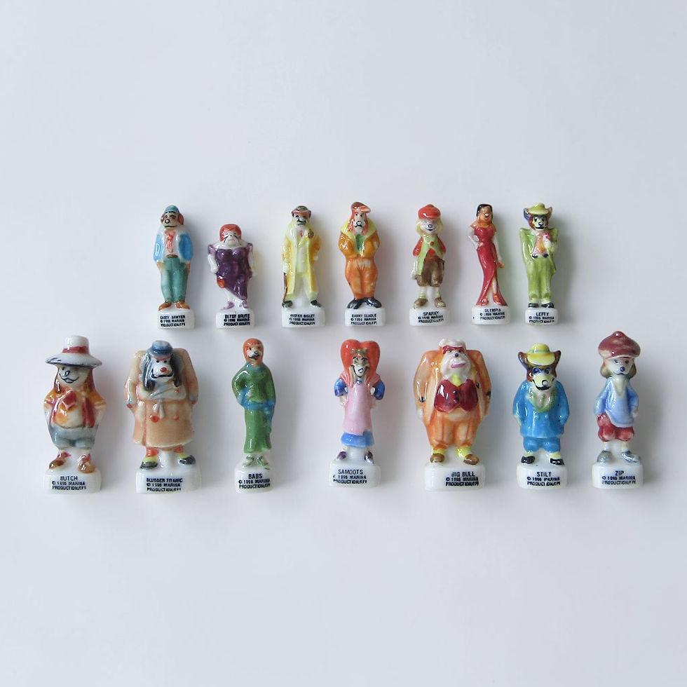 Collection complète de 14 fèves en porcelaine brillante Dog Tracer, éditée par Arguydal en 1997. Les figurines représentent l