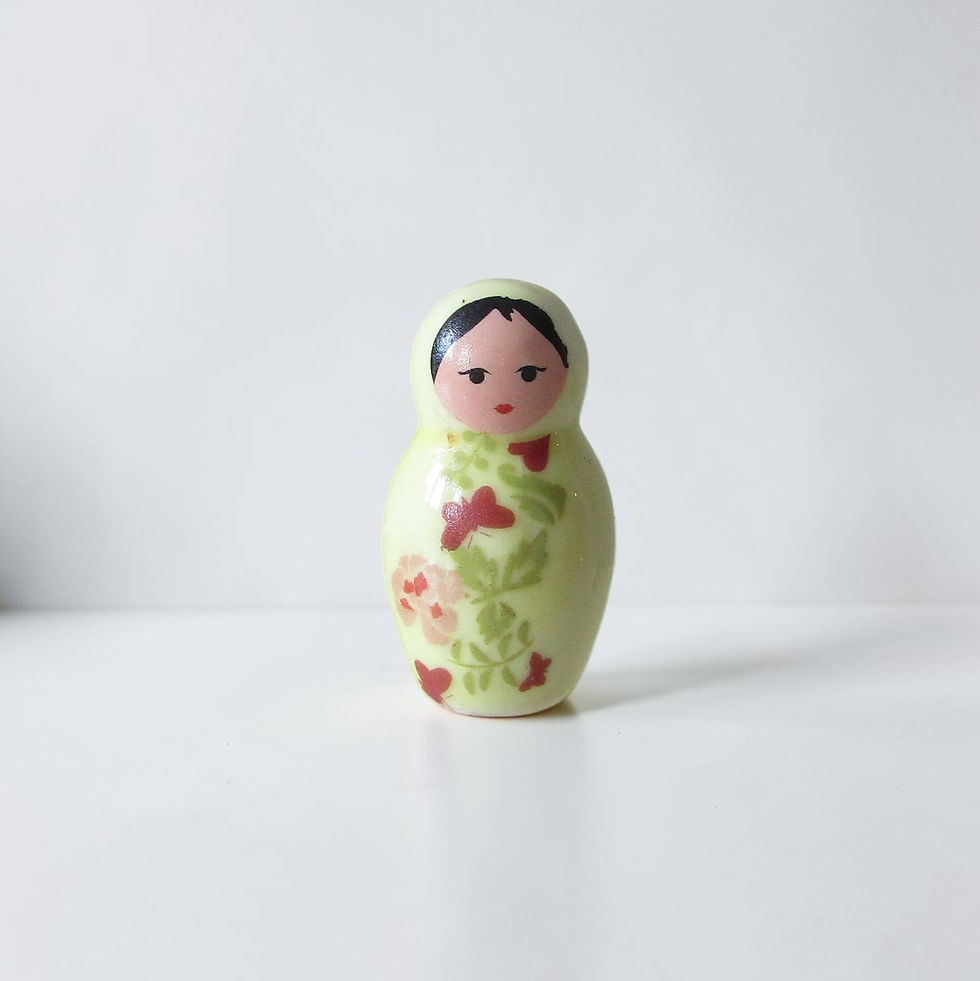 Fèves en porcelaine brillante Poupées Russes (2013) Éditions Prime représentant 6 matriochkas colorées (bleue, jaune, noire,