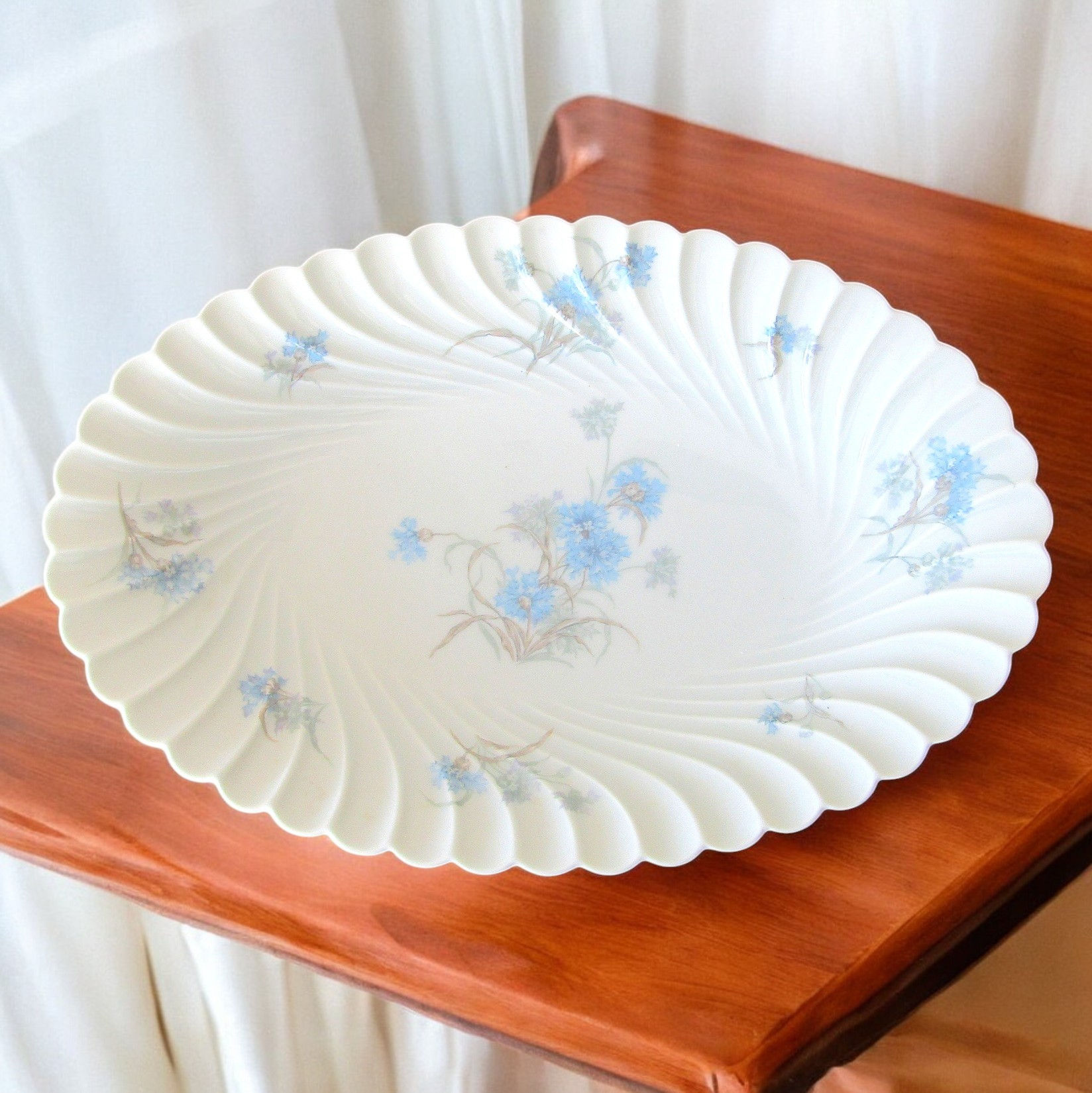Limoges. Haviland. Plat ovale en porcelaine modèle torse bleuets, XXe