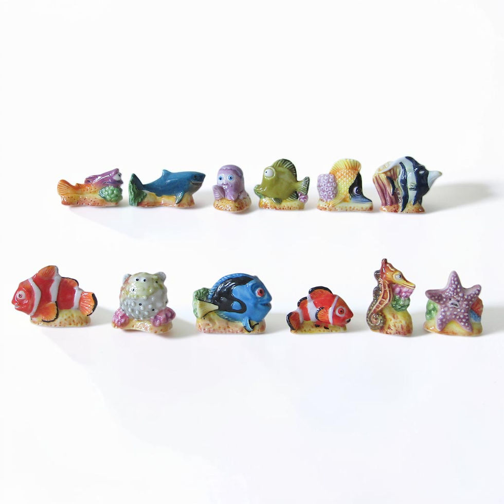 Série de 12 fèves brillantes en porcelaine sur le thème de Nemo, éditées par Arguydal en 2004, représentant différents