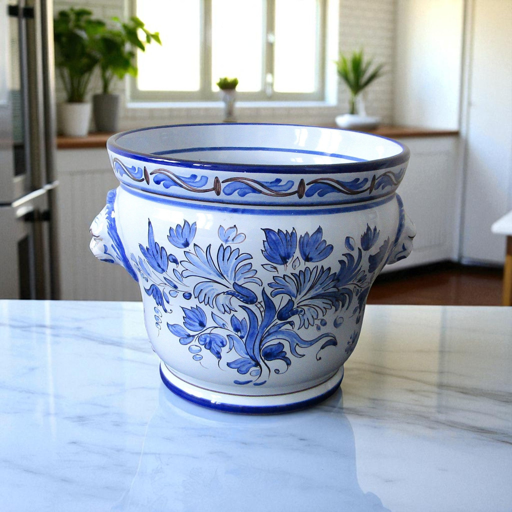 Nevers. Bernard Lucet. Cache-pot en faïence décor de fleurs en camaïeu bleu