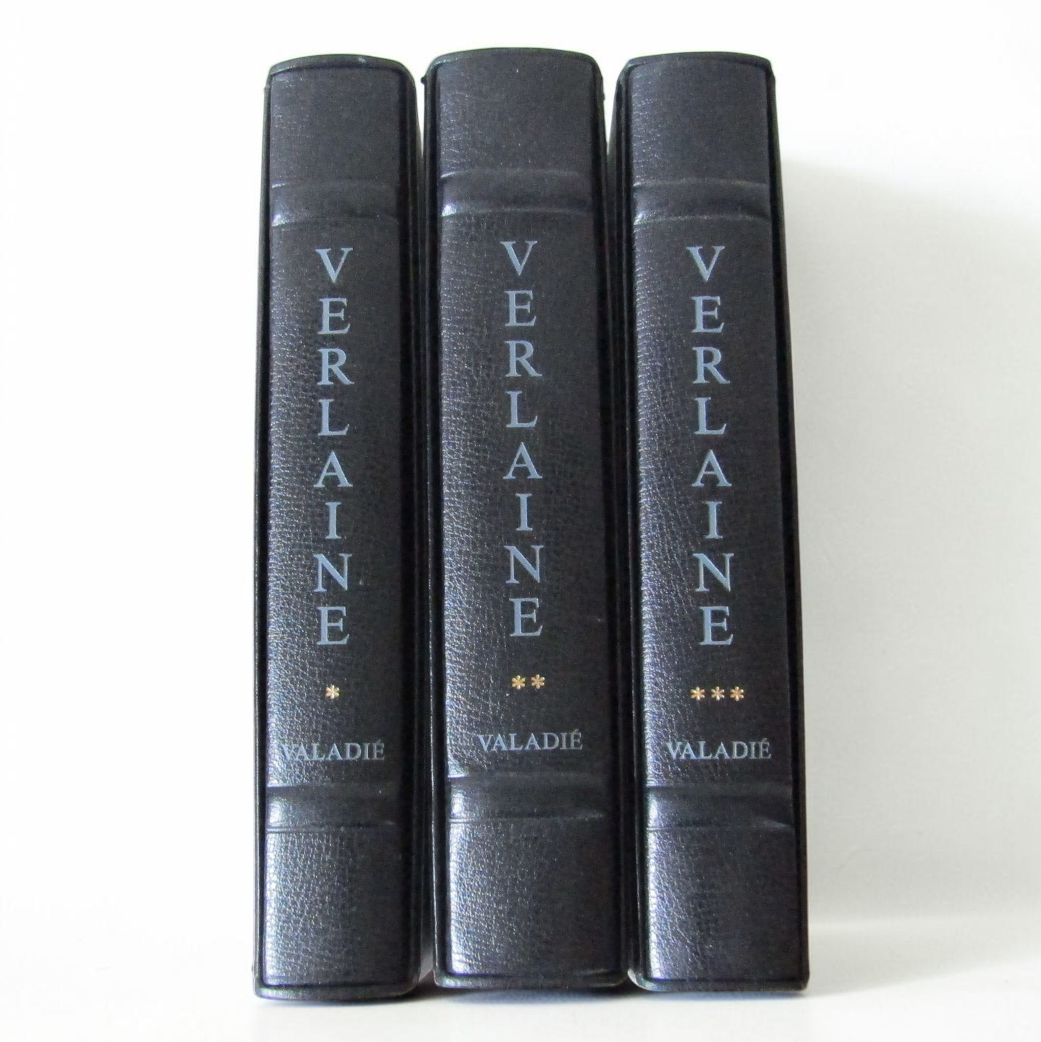 Trois volumes reliés des Œuvres poétiques de Paul Verlaine, illustrées par Valadié et publiées aux Éditions de l'Odéon,