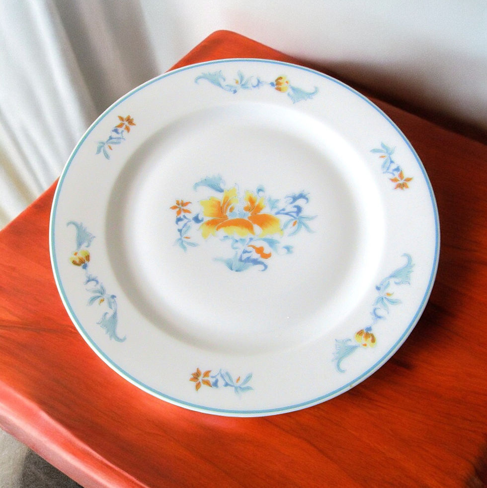 Limoges Bernardaud. 6 assiettes à dessert en porcelaine modèle Tibet