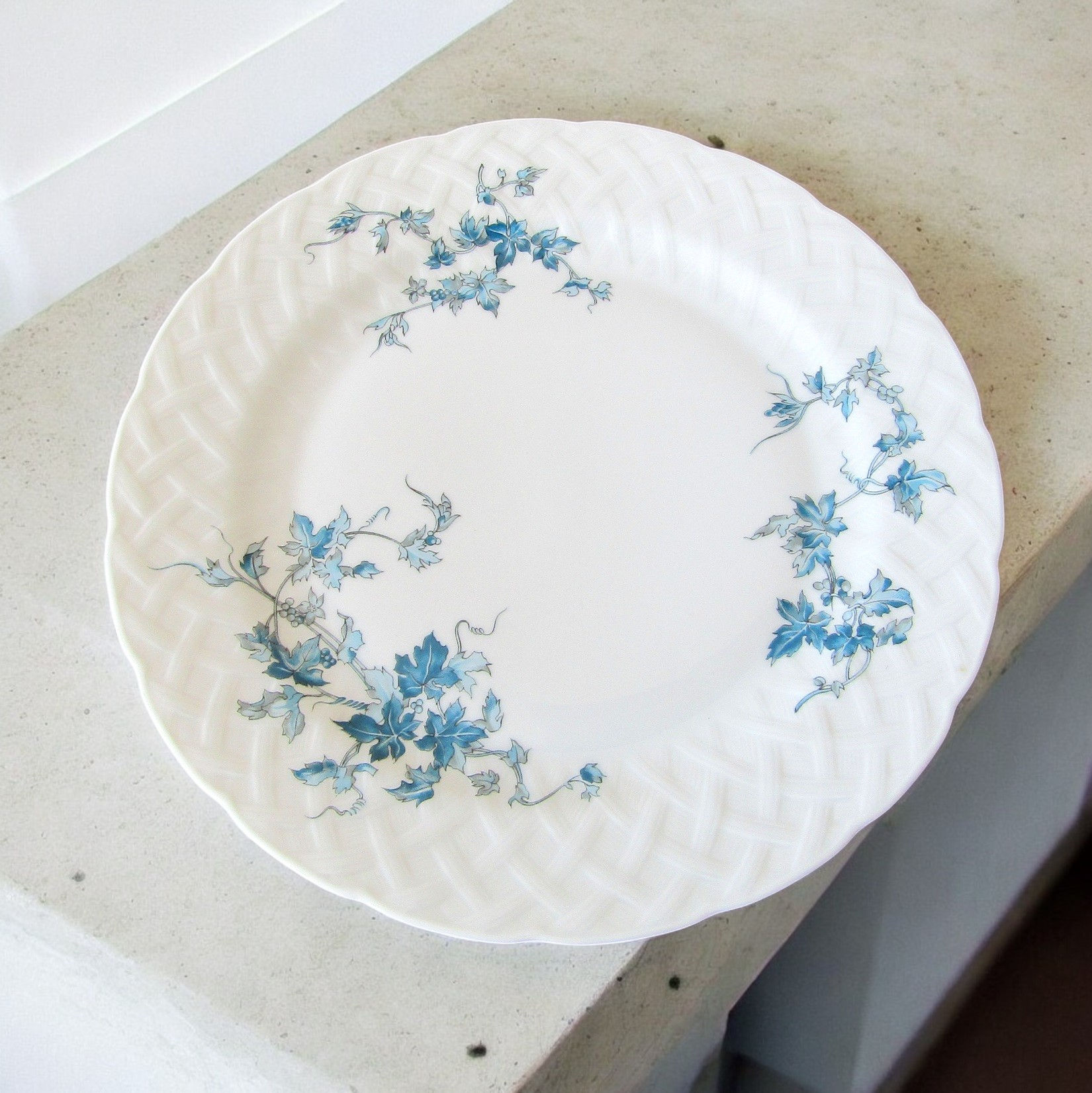 Limoges Bernardaud. 6 assiettes plates en porcelaine modèle Saint-Saëns