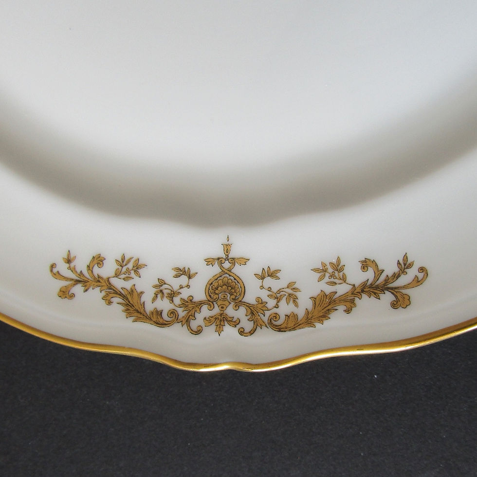 Miniature : Limoges Raynaud. Assiette plate en porcelaine modèle rinceaux et filet or