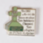 Pin's touristique en métal émaillé représentant la Croix des Anglais de Saint-Chély-d'Apcher (Lozère), illustrée par une
